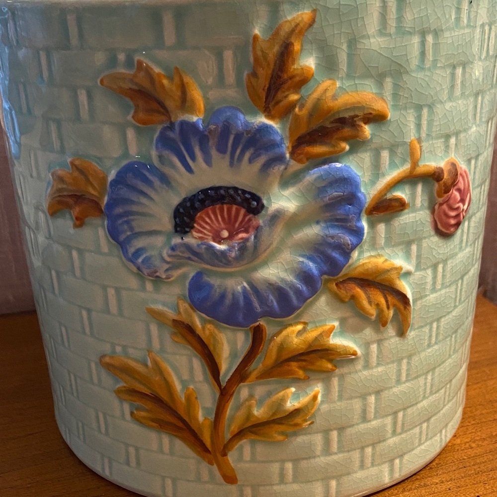 Vintage majolica Japan Ceramic Lidded cracker jar with Blue Floral Relief - Picture 3 of 8